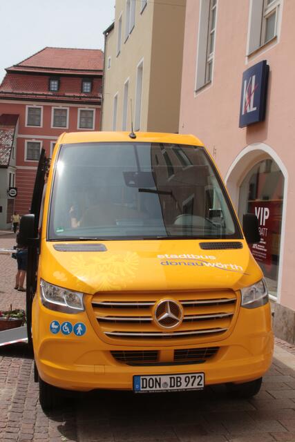 Neue behindertengerechte Minibusse mit insgesamt 22 Fahrgastplätzen