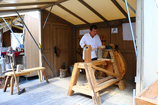Drechsler Martin mit der selbstgebauten Drechselmaschine. | Foto: Josef Ditchen