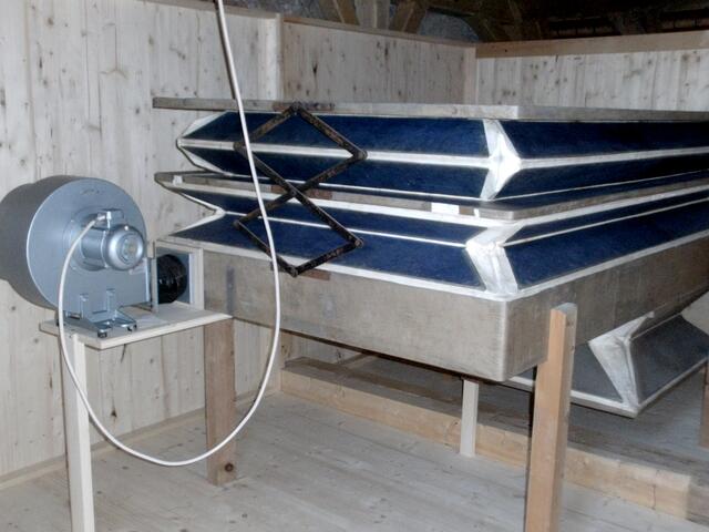 Der reparierte historische Balg mit dem provisorisch angeschlossenen Gebläse.