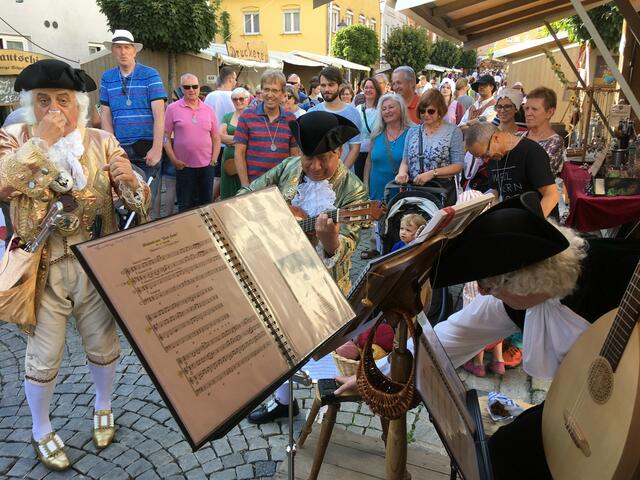 Besuch: "Duo Vater Leopold und Sohn  Wolfgang Amadeus Mozart" links: Giampiero Lucchini | Foto: Josef Ditchen