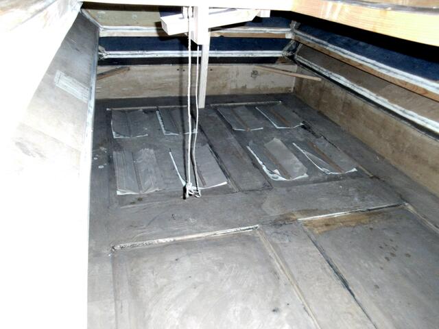 Und so sieht der Balg von innen aus. Die "Lappen" in der Bildmitte sind die Ventile des darunterliegenden Schöpfbalgs, der seit der Installation des zweiten Gebläses vor etwa 10 Jahren stilgelegt wurde.