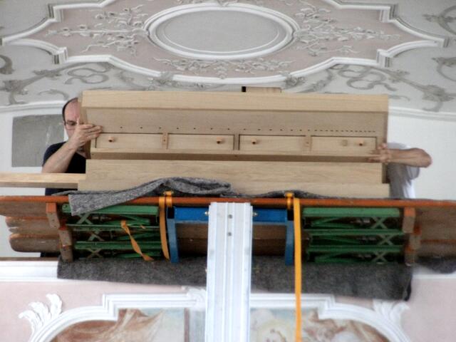 Orgelbaumeister Robert Wech beim Abladen der Teile.