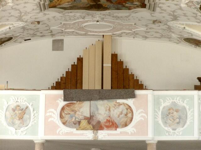 Auch von unten wird die Orgel langsam als solche erkennbar.