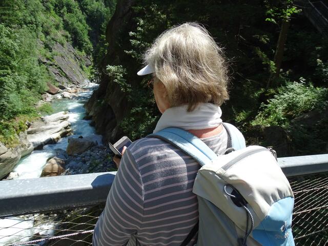 Kirsten auf einer Brücke der Passerschlucht