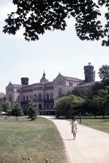 Der Welfengarten mit Welfenschloss (Universität).