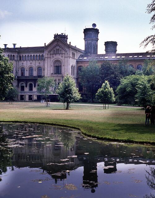 Der Welfengarten mit Welfenschloss (Universität).