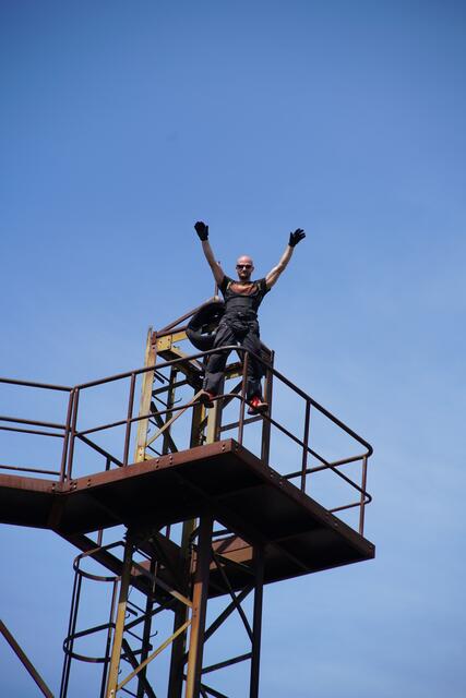 Und dann fliegt auch noch ein Stuntman vom 20 Meter hohen Turm