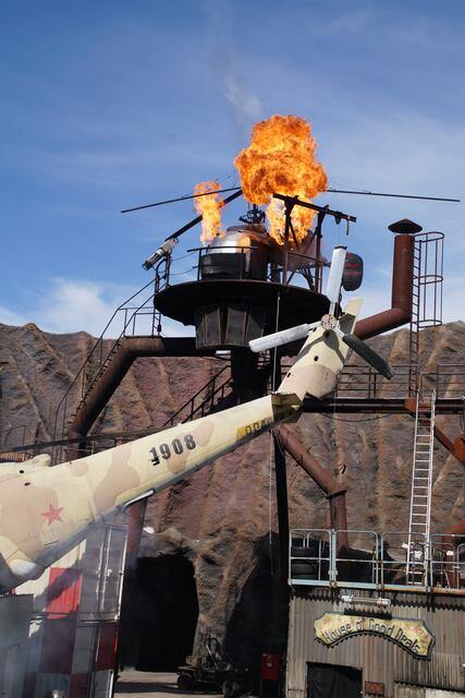 der Hubschrauber wird abgeschossen und geht in Flammen auf