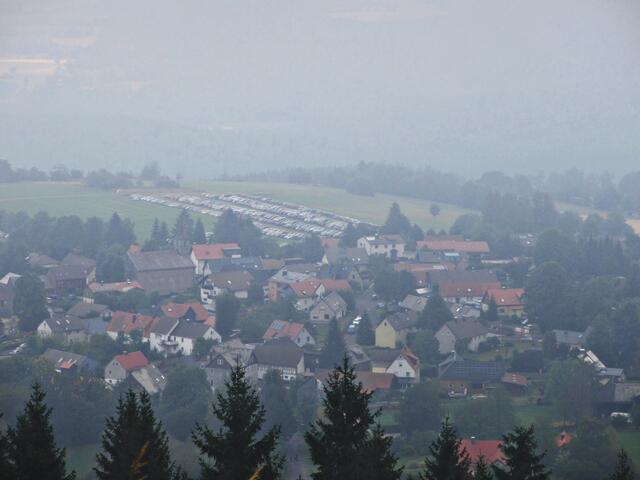Dalherda - im Hintergrund die geparkten Fahrzeuge der Wanderer