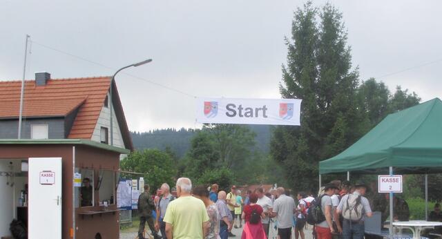Zwei Kassenhäuschen am Start