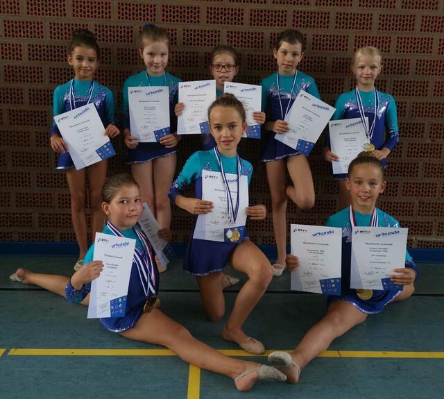 Die Gymnastinnen der P5 mit Guilia Manieri, Veronika Sturz, Eva-Maria Bohle, Malina Lica, Fiona Biederwolf (hinten von links), Karolina Ketterer, Elisabeth Siminel und Mila Kosmatchev (vorne von links)