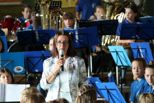 Dirigentin Karolina Wörle moderierte das Konzert und erläuterte die einzelnen Musikstücke.