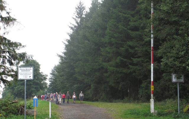 Die Schranke zum Truppenübungsplatz ist weit für die Wanderer geöffnet.
