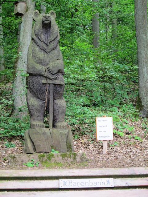 Battenberger Bär hinter der Bärenbank am Besucherbergwerk.