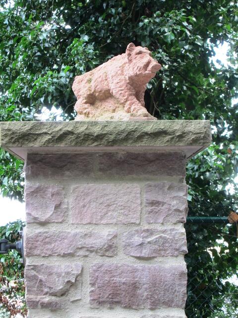 Auch an einem Wildschwein aus Sandstein führt der Weg vorbei.