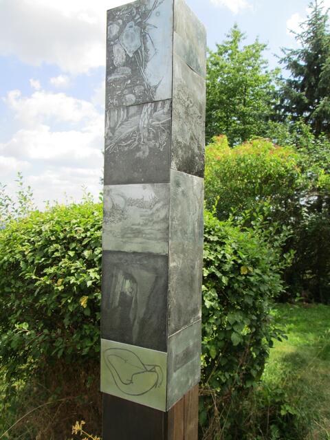Stele Schauend von Hermann Rommel von Südwesten betrachtet.