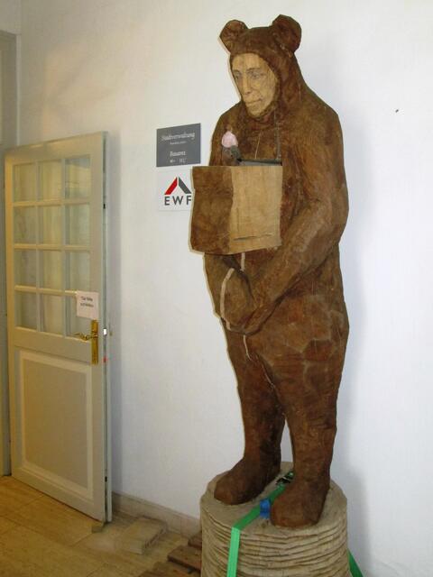 Johannes Hepp (Freiburg) und der "Mann im Bärenkostüm". Auf der Schublade reitet ein Mann rittlings auf einem Bären. Das Kunstwerk steht zur Zeit im Eingangsbereich der Battenberger Stadtverwaltung.