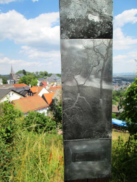 Detail aus Stele Schauend von Hermann Rommel mit Blick auf die Battenberger Oberstadt.