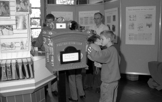Posthistorische Ausstellung in der Schalterhalle.