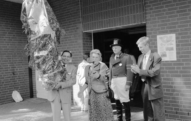 Karl Fuchs (l.) von der AGDV brachte ein ziemlich großes  Geschenk mit.