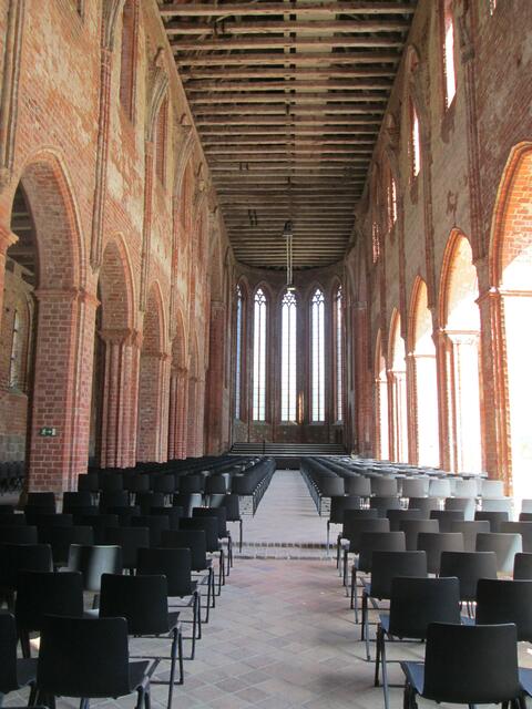 Bestuhlung für den Choriner Musiksommer in der Klosterkirche.