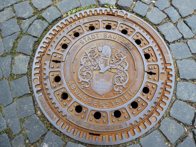 Der Bautzener kommt auch vom Eisenhammer Dresden. Der Schiftzug ist unten und steht auf dem Kopf.