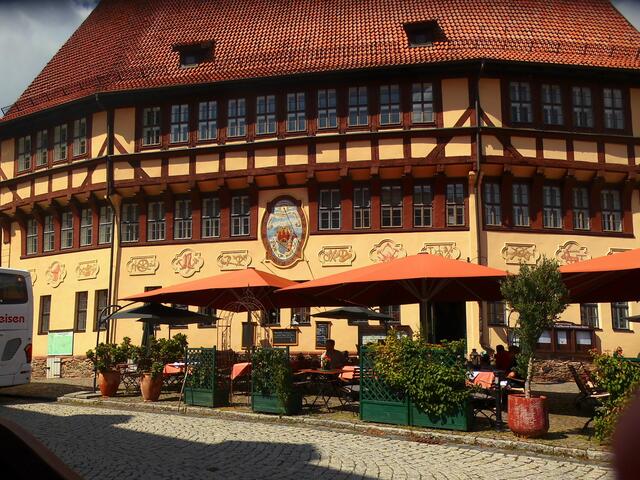 . . . die Umgebung, . . . mit dem Marktplatz von Stolberg mit dem Rathaus und dem Müntzer-Denkmal . . .