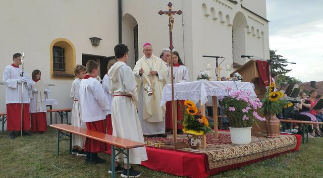 Bischof Rudolf umschreitet mit Weihrauch den Altar