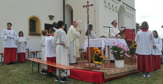 Pfarrer Herbert Aneder, Buchbach, verkündet das Hl. Evangelium