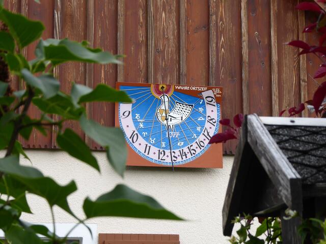 Sonnenuhr mit Taubenmotiv