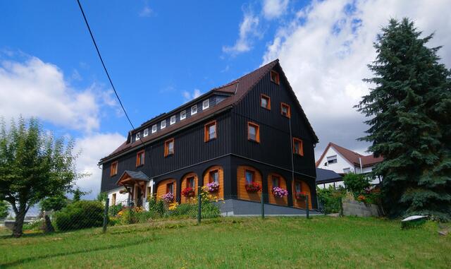 Ein Umgebindehaus in Schirgiswalde: Hier ist die Fassade mit Holz verkleidet.