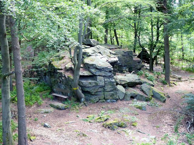 Von der Spreetalsperre in Sohland kann man zu diesen Felsen hochwandern.
