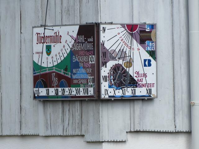 An einer Hausecke angebracht