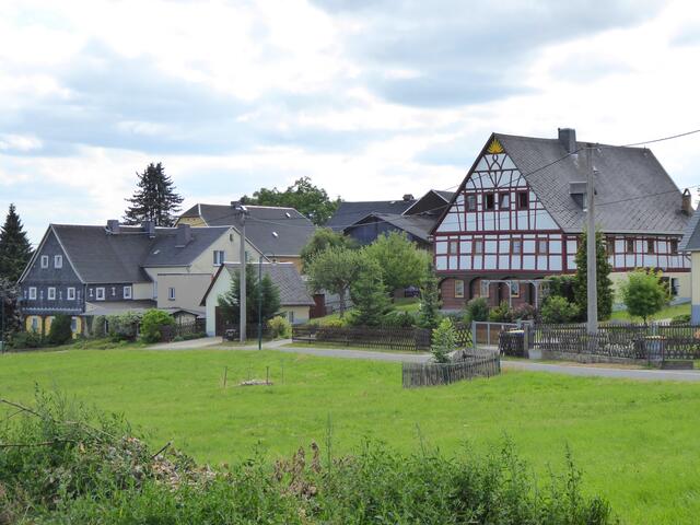 Zwei Umgebindehäuser mit Schiefer und Fachwerk