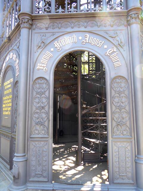 Durch diesen schönen Eingang geht es hinein.