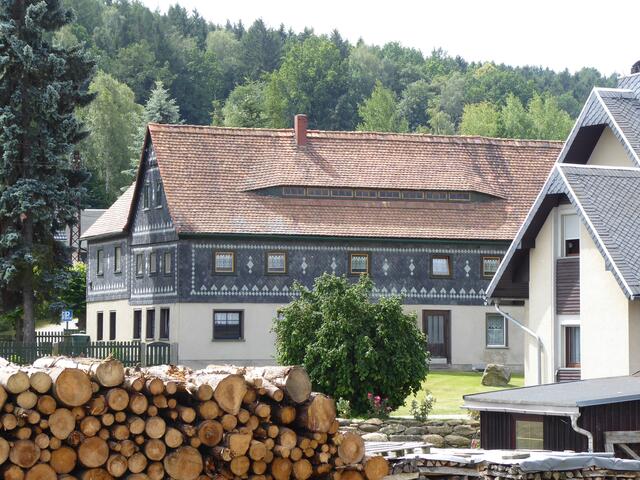 Kein Umgebindehaus, aber mit wunderschönem Schieferschmuck versehen