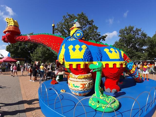 Auf dem Weg zu den einzelnen Fahrgeschäften gibt es viel zu entdecken: Miniaturlandschaften, Stadtansichten, bekannte Gebäude, Hafenanlagen, Flughafen oder auch eine Ölplattform – alles aus Legosteinen geschaffen.