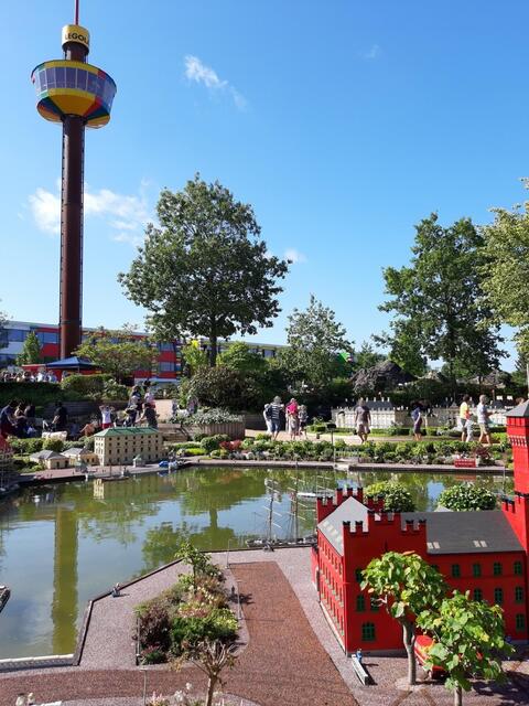 Auf dem Weg zu den einzelnen Fahrgeschäften gibt es viel zu entdecken: Miniaturlandschaften, Stadtansichten, bekannte Gebäude, Hafenanlagen, Flughafen oder auch eine Ölplattform – alles aus Legosteinen geschaffen.