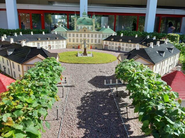 Auf dem Weg zu den einzelnen Fahrgeschäften gibt es viel zu entdecken: Miniaturlandschaften, Stadtansichten, bekannte Gebäude, Hafenanlagen, Flughafen oder auch eine Ölplattform – alles aus Legosteinen geschaffen.