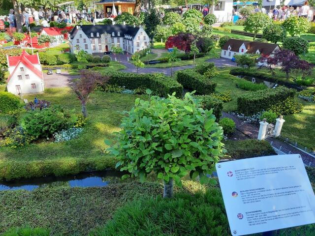 Auf dem Weg zu den einzelnen Fahrgeschäften gibt es viel zu entdecken: Miniaturlandschaften, Stadtansichten, bekannte Gebäude, Hafenanlagen, Flughafen oder auch eine Ölplattform – alles aus Legosteinen geschaffen.