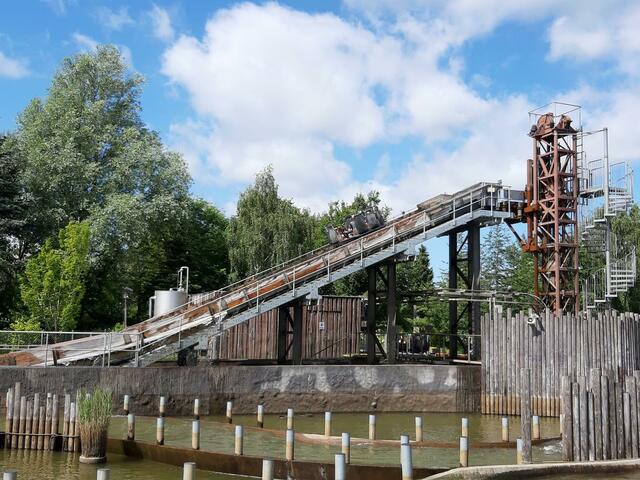 Beim Vikings River Splash stürzt sich das Boot in die Tiefe...