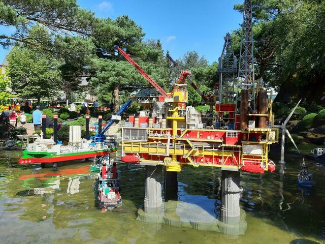 Auf dem Weg zu den einzelnen Fahrgeschäften gibt es viel zu entdecken: Miniaturlandschaften, Stadtansichten, bekannte Gebäude, Hafenanlagen, Flughafen oder auch eine Ölplattform – alles aus Legosteinen geschaffen.