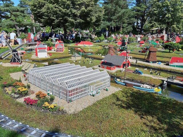 Auf dem Weg zu den einzelnen Fahrgeschäften gibt es viel zu entdecken: Miniaturlandschaften, Stadtansichten, bekannte Gebäude, Hafenanlagen, Flughafen oder auch eine Ölplattform – alles aus Legosteinen geschaffen.
