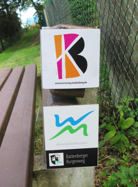 Oben der Aufkleber mit dem Zeichen des Kunstwegs.