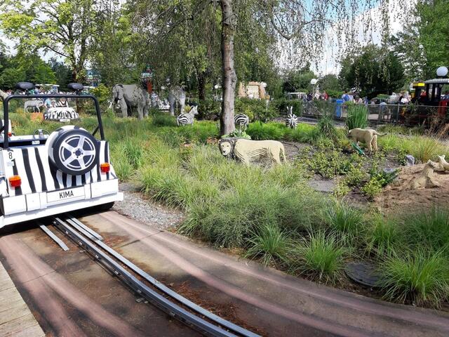 Bei einer geruhsamen LEGO-Safari geht es vorbei an Elefanten und Löwen