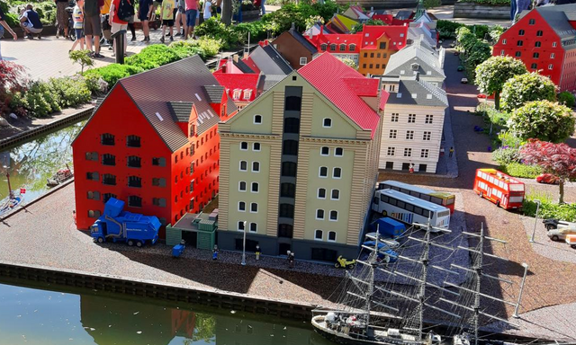 Auf dem Weg zu den einzelnen Fahrgeschäften gibt es viel zu entdecken: Miniaturlandschaften, Stadtansichten, bekannte Gebäude, Hafenanlagen, Flughafen oder auch eine Ölplattform – alles aus Legosteinen geschaffen.