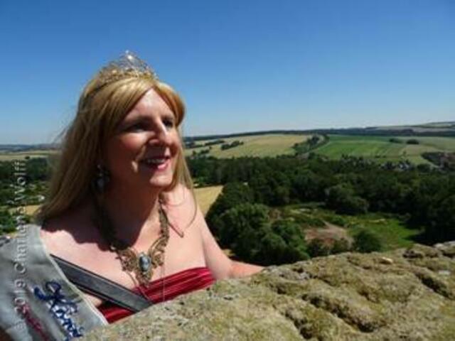 Königin der Texte Charlene Wolff aus Hamburg genießt den Ausblick vom Bismarck-Turm in Glauchau