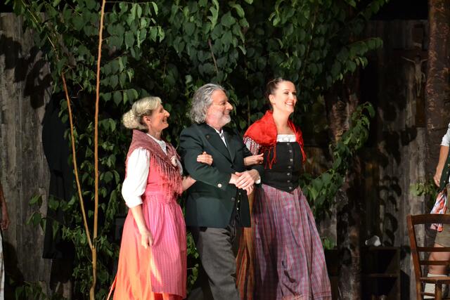 Das Geburstagskind Brandner Kaspar (Rainer Lechner) wir von zwei charmanten Damen (Susi Kaus und Eva Hausmann) zum Fest geleitet.