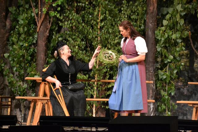 Mareis (Regina Winter) Tante Theres möchte von Marei erfahren, ob an den Gerüchten mit der Wilderrei etwas dran wäre. Auch Theres wurde sehr souverän von Ilona Kramer verkörpert.