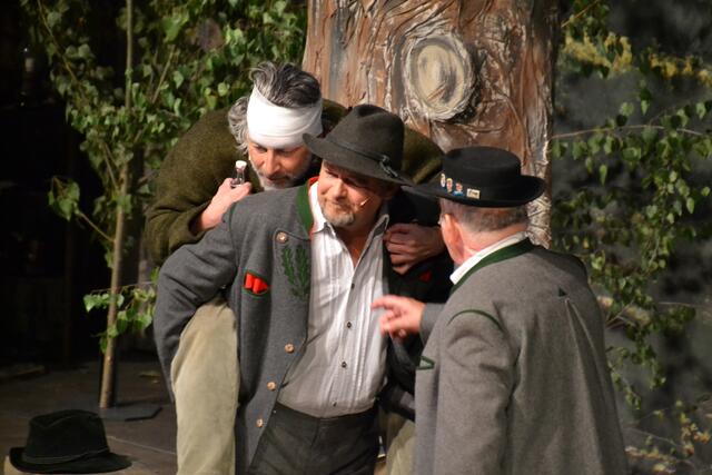 Um Laufe der Jagd wird der Brandner Kaspar (Rainer Lechner) von einem Streifschuss getroffen und nutzt dies, um sich vom vermeintlichen Schützen Simmerl (Wolfgang Fischer) ins Tal tragen zu lassen. Der Bürgermeister Senftl (Lukas Kiermayr) verfolgt das argwöhnisch.